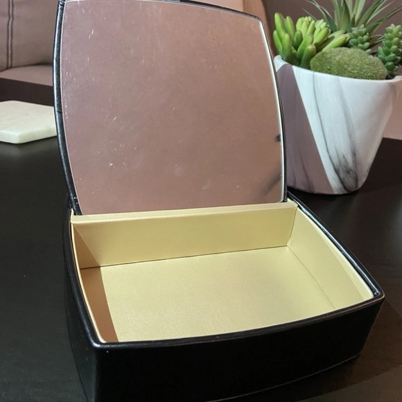 CHANEL SUBLIMAGE Leather
Mirror Vanity Makeup Box NEW! - Picture 2 of 15